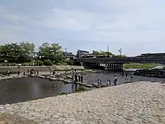 Pierres de gué sur le Kamo à partir du parc Aoi.