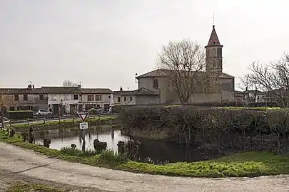 Eglise Notre-Dame vue depuis la mare de l'ancien château