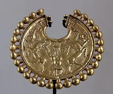 Pendentif : Bès maîtrisant deux chèvres