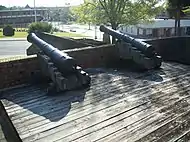 Reconstitution contemporaine d’une partie des murailles de Fort George et de ses canons.
