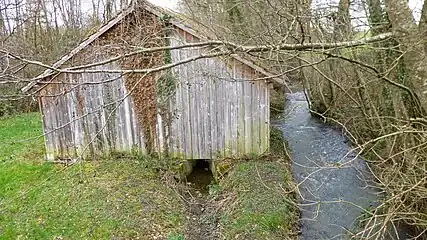 Lavoir sur le ru des Pierres au Petit Moulin