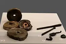 Vestiges du Grand-Saint-Antoine.Poulies, battants de cloche, encrier.