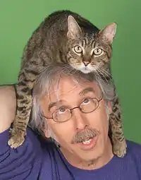 Chat sur la tête du musicien :Peter Alsop (en)