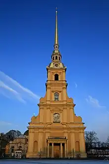Vue de la collégiale saints-Pierre-et-Paul.