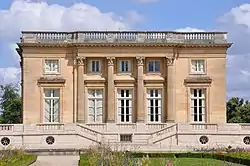 Vue du château depuis les jardins par ciel bleu.