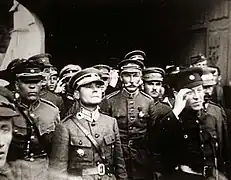 En 1920 à Kiev, menton haut au centre avec Symon Petlioura.