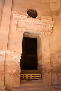 Accès sans porte vers une pièce dans l'obscurité.