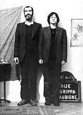 Petri György et Lenke Szilágyi avec une plaque de la rue Agrippa-d’Aubigné