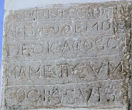 Dédicace du chœur :XI K(a)L(endas) N(ata)L(is) S(an)C(t)I MATHEIAP(osto)LI EODEM DIEDEDICACIO S(an)C(t)IMAMETI CUMSOCIIS SUIS