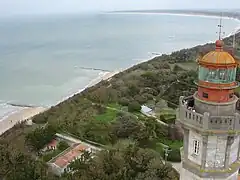 Vue aérienne du sommet du phare et de la plage de la Conche des Baleines.