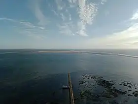 L'île sans nom à marée basse en 2022 depuis le sommet du phare.