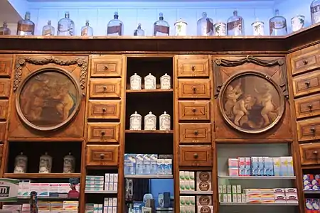 Le décor de la pharmacie.