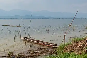 Petite barque en bois sur le กว๊านพะเยา (th), à environ 1km du centre ville. Janvier 2024.