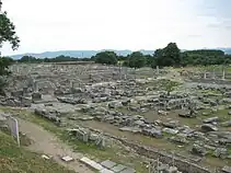 aire couverte de blocs de pierre et de pans de mur
