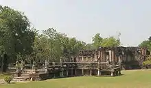 Le "pont" de nagas devant le gopura Sud