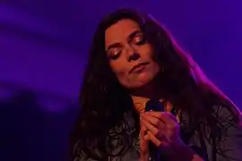 Marthe Vassallo avec le bagad Kemper dans Melezour.