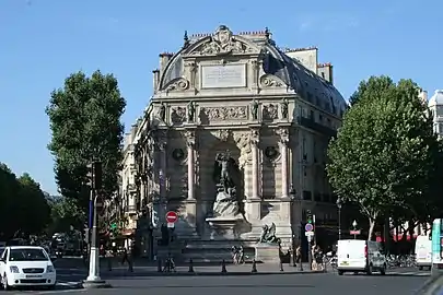 La fontaine Saint-Michel, place Saint-Michel.