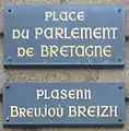 Plaque signalétique en français et en breton.