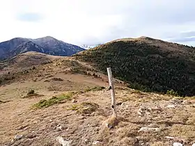 Vue du pic de l'Estelle (à droite) depuis l'est ; à gauche, le pic Gallinasse (2 461 m).
