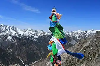 Rubans attachés au Pic Lyoubvi