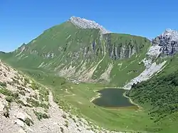Vue du lac de Lessy et en arrière-plan le Jallouvre.