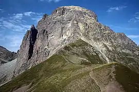 Photographie en couleurs d'un paysage montagneux.