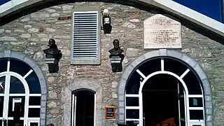 Pic du Midi : stèles en hommage à Nansouty et Vaussenat.