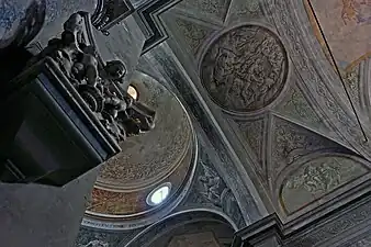 Détail d'un chapiteau et des fresques du plafond.