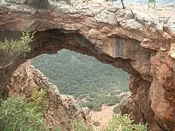 La Keshet Cave (en), une arche naturelle située sur une crête près de Nahal Betzet (en).