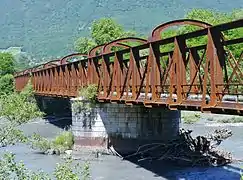 Une pile en biais par rapport au pont.