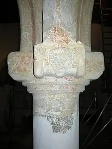 Chapelle de Locmaria-er-Hoët : sculpture sur l'un des piliers.