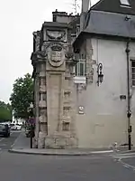 Porte Saint-Pierre, à l'angle des rues Chabot-Charny et de Tivoli.