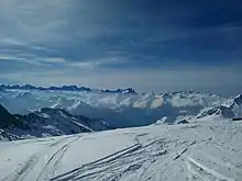 Vue des massifs d'Orelle depuis la piste « Coraïa » sous la pointe du Bouchet.