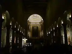 Vue intérieure lors d'une cérémonie nocturne