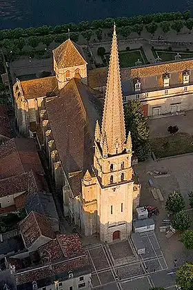 L'église de Saint-Savin-sur-Gartempe en vue aérienne oblique ouest.