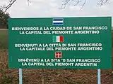 Panneau en Argentine utilisant le drapeau argentin pour représenter la langue espagnole.