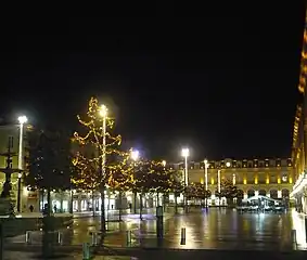 Place Jean-Jaurès illuminée pour les fêtes de Noël en décembre 2011.