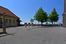 Le sud de la place, avec son esplanade dans le fond.