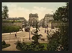 Place des Portes ouvrant sur la rue de Siam (gauche) et la Grand-rue (droite)