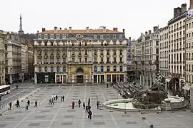 Avec la fontaine Bartholdi à son emplacement actuel (années 2010).