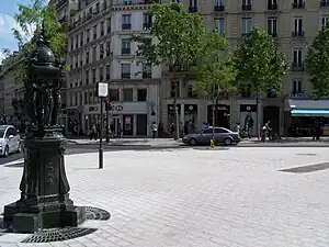 Vue de la place et de la fontaine Wallace.