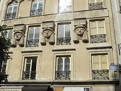Façade de la Maison de style néo-égyptien au no 2 place du Caire.