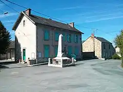 Vue sur le côté sud-est de la mairie depuis la place du Pilori, l’inscription peinte « École des Garçons » est encore visible sur le mur sud-est