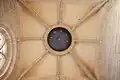Trappe visible dans le plafond du baptistère au rez-de-chaussée de la tour.