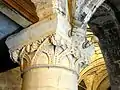 Chapiteau de tiges perlées au nord de la nef.