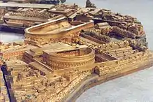 Photographie d'une partie de la maquette en métal d'une ville antique.