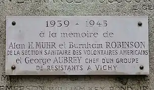 Plaque au dos.