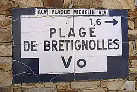 « Plaque Michelin » incrustée dans un mur, indiquant une place à Brétignolles-sur-Mer en Vendée.