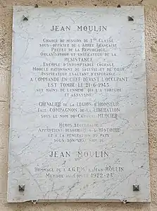 Plaque en hommage à Jean Moulin, installée par l'AGEM sur la façade du 5 rue de la Croix-d'Or.