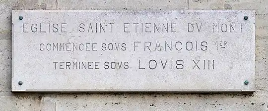 Plaque sur la façade de l'église.